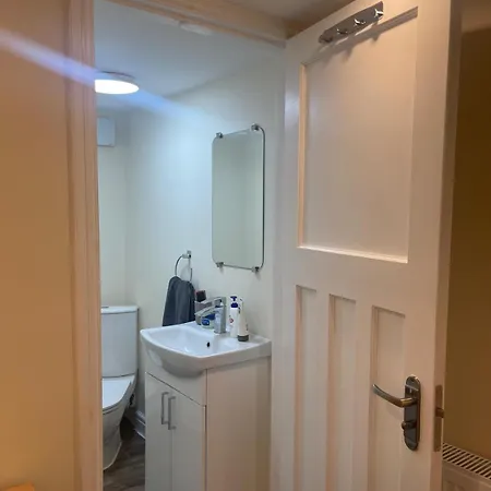 Newly Built Private Ensuite Apartman *