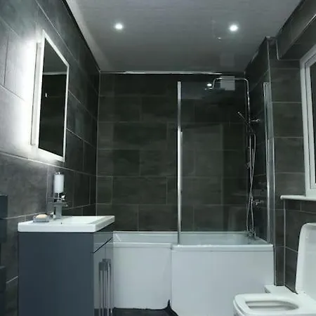 Full, Modern Family House In Salford Dom wakacyjny