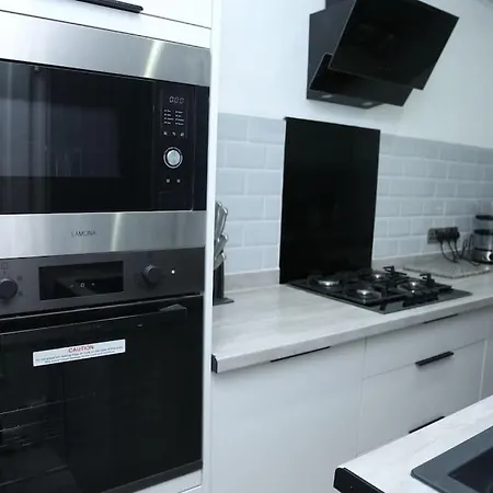 Full, Modern Family House In Salford * مانشستر