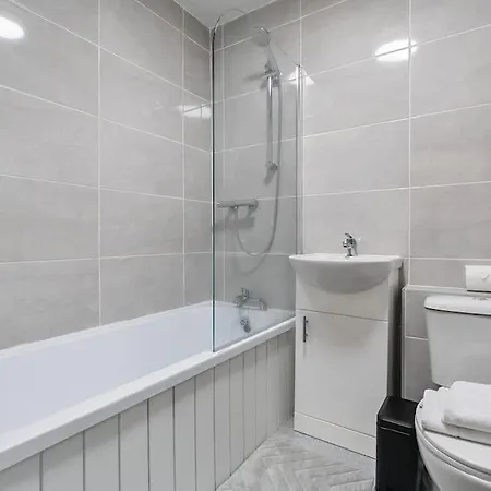2 Bed Near Etihad & Centre On A Quiet Street With Free Parking