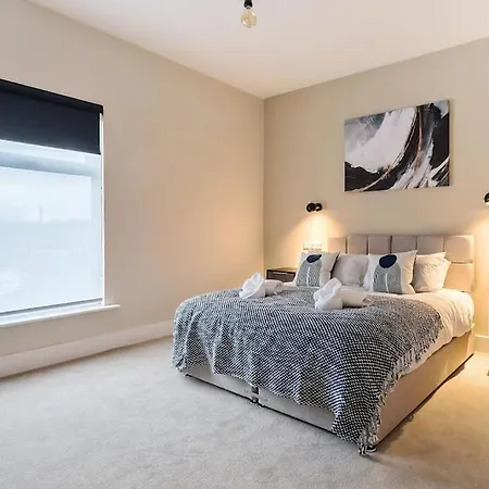 2 Bed Near Etihad & Centre On A Quiet Street With Free Parking *