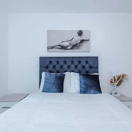 Centre - Luxury Two Bedroom Daire