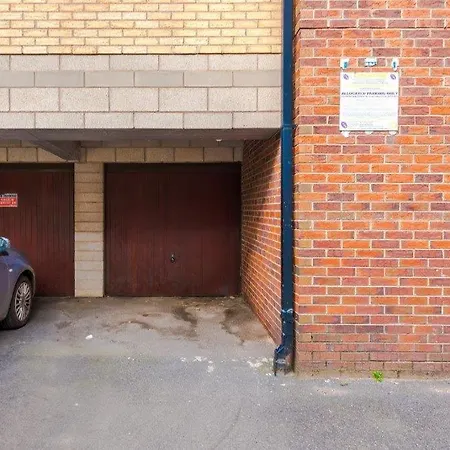 Modern 2br Near Centre - Free Parking Garage