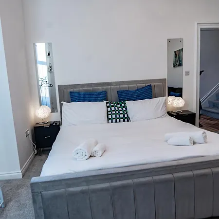 House - Sleeps 7 - Parking - Garden - Near Stn