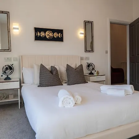 Σπίτι διακοπών House - Sleeps 7 - Parking - Garden - Near Stn *