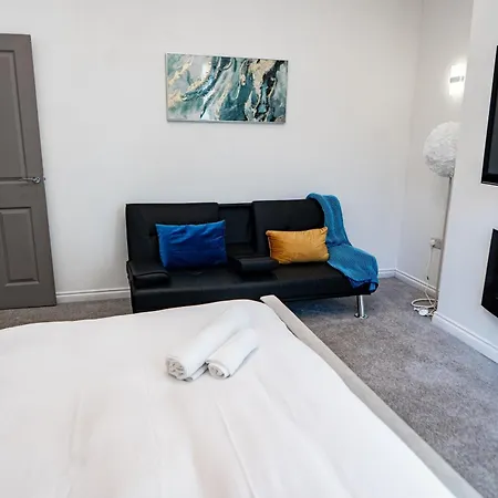 House - Sleeps 7 - Parking - Garden - Near Stn