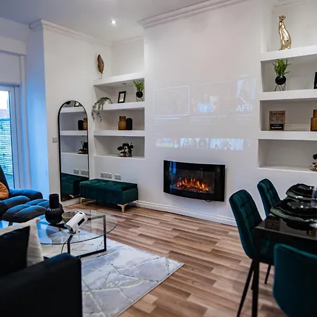 House - Sleeps 7 - Parking - Garden - Near Stn Σπίτι διακοπών