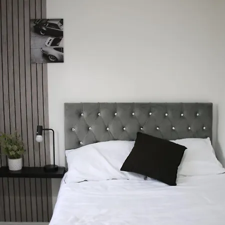 Modern Townhouse-free Parking-pool Table *