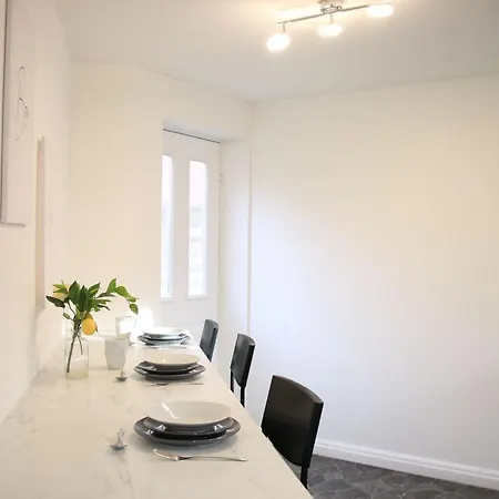 Holiday home Modern Townhouse-free Parking-pool Table *