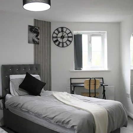 Modern Townhouse-free Parking-pool Table * Manchester