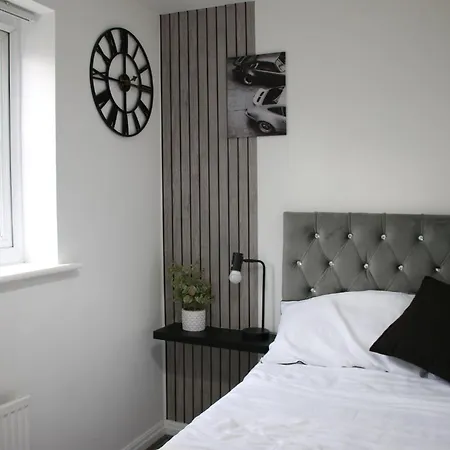 Modern Townhouse-free Parking-pool Table * Manchester