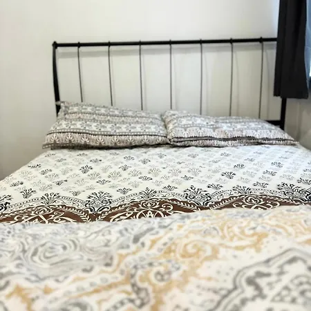 Luxury 2 Bed Centre Close To Salford Quays - Secured Underground Parking Included *