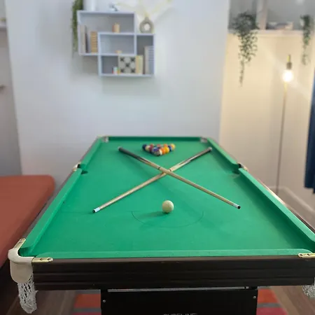 בית נופש Modern Townhouse-free Parking-games Room-fast W-ifi מנצ'סטר