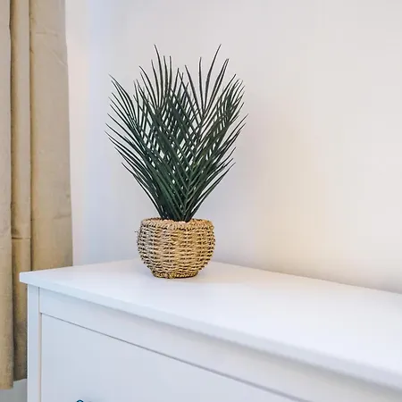 Casa vacanze Modern 3-bed , Sleeps 7, Free Parking & Close To Centre *