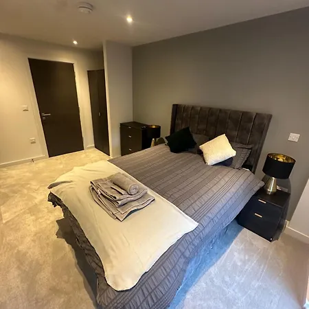 Spacious Modern 2 Bedroom Apartament *