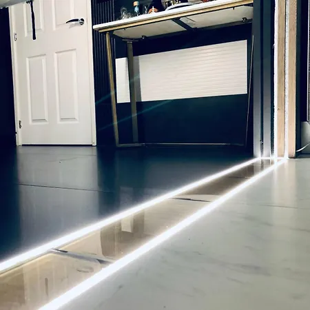 Private Bedroom In Unique Luxury House, Salford, 民宿