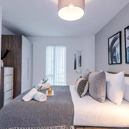 Sleek In By 53 Degrees Property, Ideal For Couples, Amazing Location! *