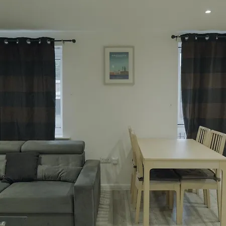 شقة Lovely Modern 2 Bed Flat With Parking, Close To Centre *