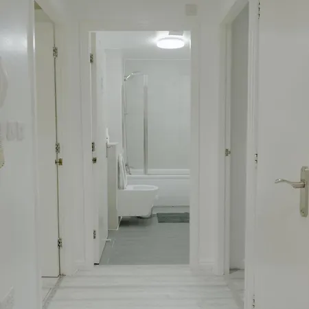 Lovely Modern 2 Bed Flat With Parking, Close To Centre