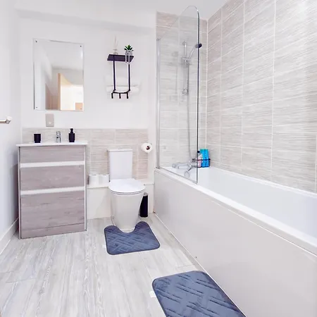Impeccable 2-bed In Salford Apartmán *