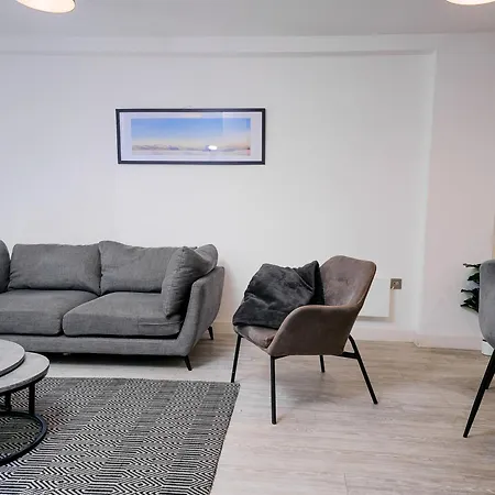 Impeccable 2-bed In Salford