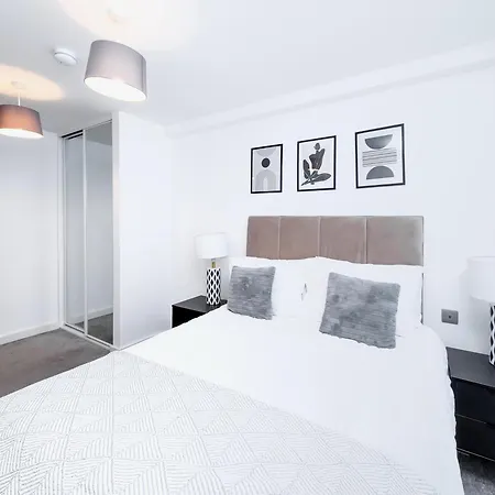 Impeccable 2-bed In Salford Apartmán *
