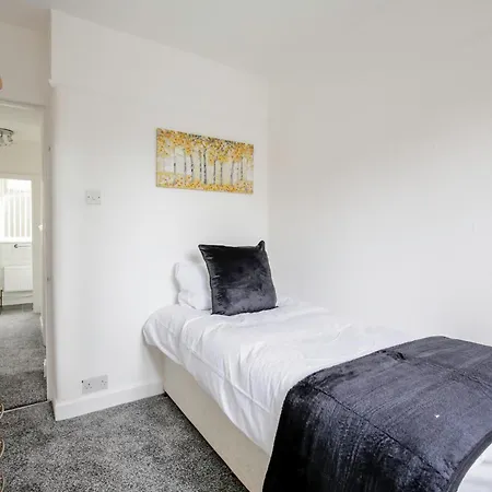 Vakantiehuis 5-bedroom In Trendy Dibsbury Area With Parking Manchester