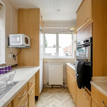 Vakantiehuis 5-bedroom In Trendy Dibsbury Area With Parking *
