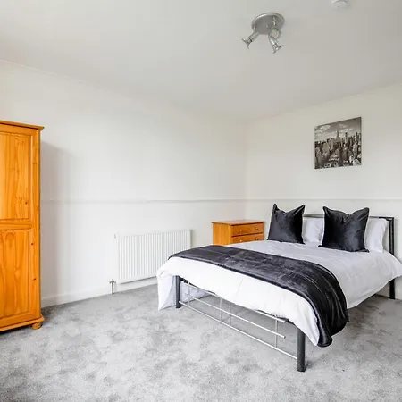 5-bedroom In Trendy Dibsbury Area With Parking