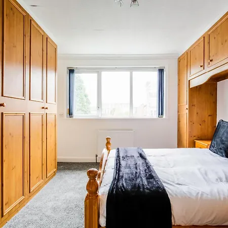 Vakantiehuis 5-bedroom In Trendy Dibsbury Area With Parking Manchester