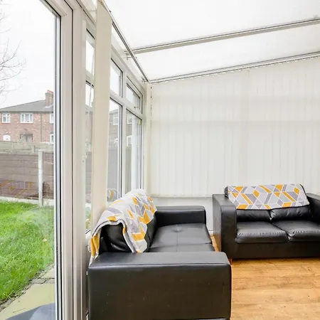 5-bedroom In Trendy Dibsbury Area With Parking