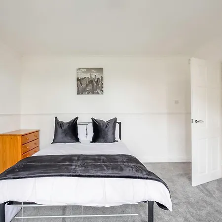 5-bedroom In Trendy Dibsbury Area With Parking Vakantiehuis Manchester
