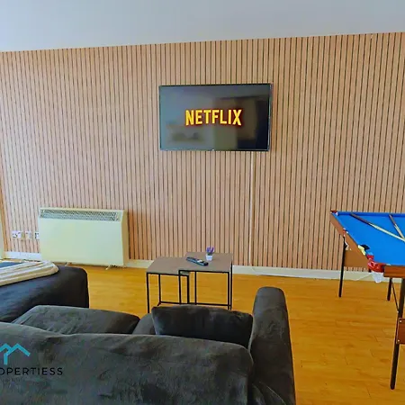 Spacious 2br W Juliet Balcony & Gated Parking דירה מנצ'סטר
