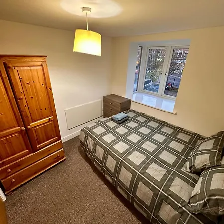 Apartmán 2 Bed Flat In Prime Location Of Chorlton With Parking *