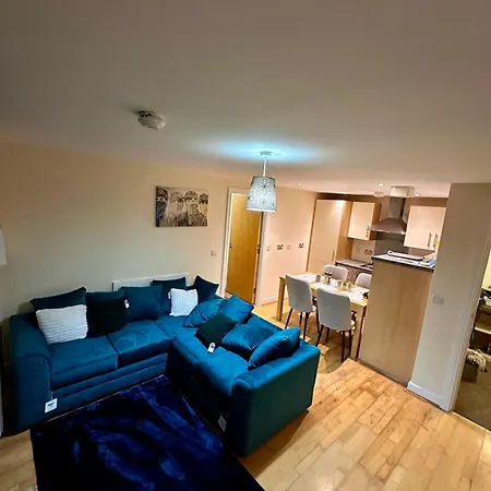 2 Bed Flat In Prime Location Of Chorlton With Parking * Manchester