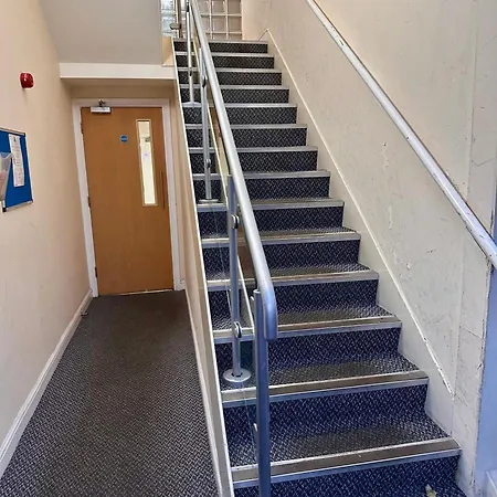 Apartment 2 Bed Flat In Prime Location Of Chorlton With Parking *