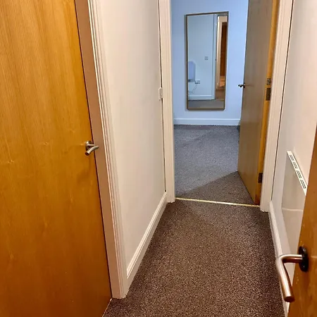 2 Bed Flat In Prime Location Of Chorlton With Parking Apartmán