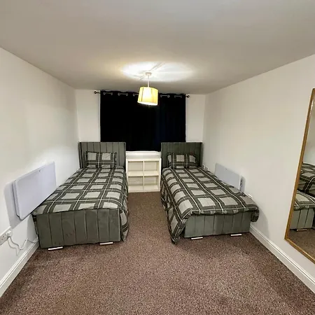 2 Bed Flat In Prime Location Of Chorlton With Parking * Manchester