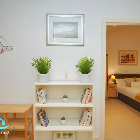 2 Bed Flat - Sleeps 6 - Parking - Wifi شقة *