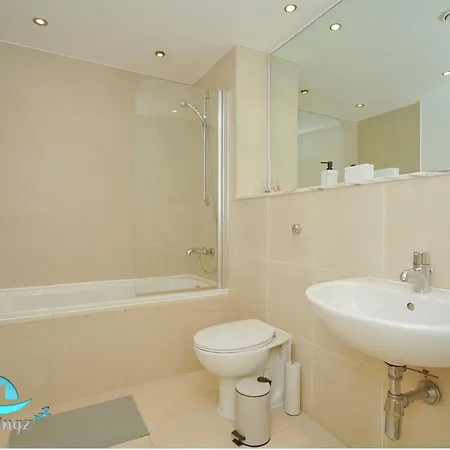 2 Bed Flat - Sleeps 6 - Parking - Wifi * مانشستر