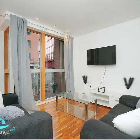 2 Bed Flat - Sleeps 6 - Parking - Wifi * مانشستر