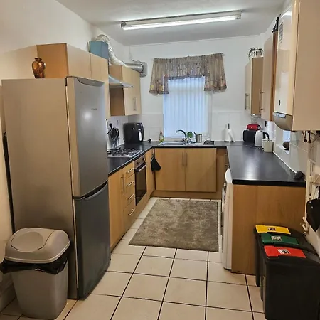 Go Big ! Entire Cozy House For Max 8 People Near Center * Manchester