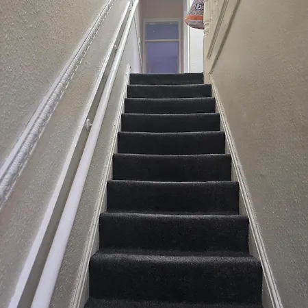 Go Big ! Entire Cozy House For Max 8 People Near Center * Manchester