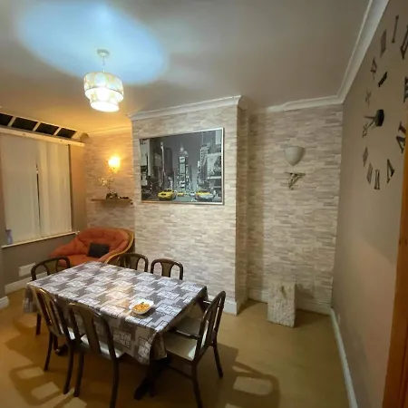 Holiday home Go Big ! Entire Cozy House For Max 8 People Near Center *