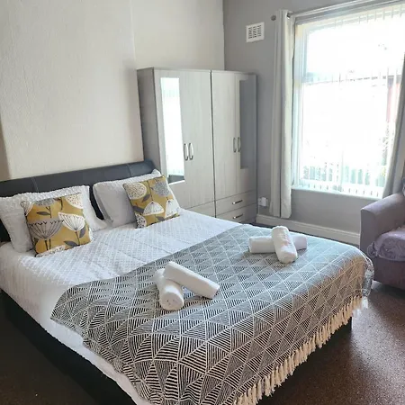 Go Big ! Entire Cozy House For Max 8 People Near Center Holiday home *