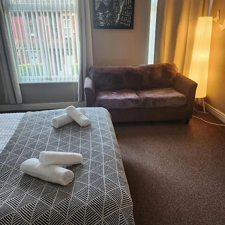 Go Big ! Entire Cozy House For Max 8 People Near Center Manchester