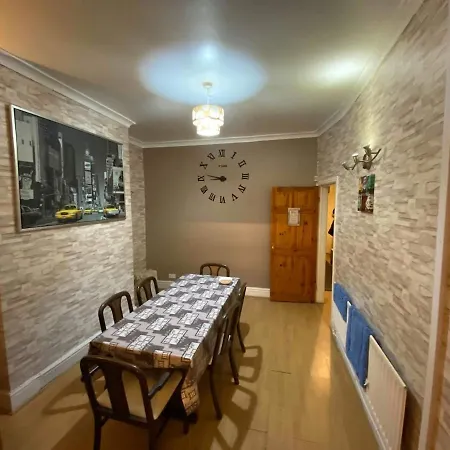 Holiday home Go Big ! Entire Cozy House For Max 8 People Near Center