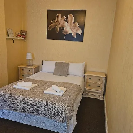 Go Big ! Entire Cozy House For Max 8 People Near Center * Manchester