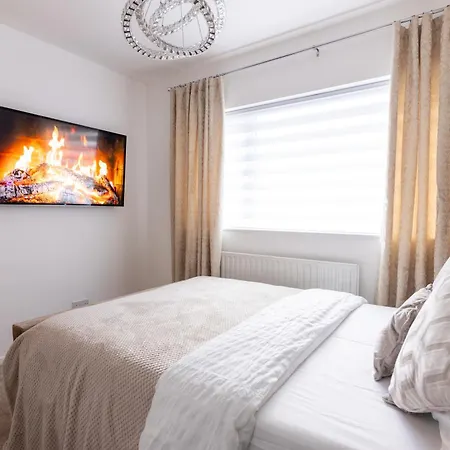 Luxury 3 Bed House Old Trafford בית נופש