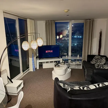 Apartamento Walking Distance From Etihad And Coop Arena Parking Free *